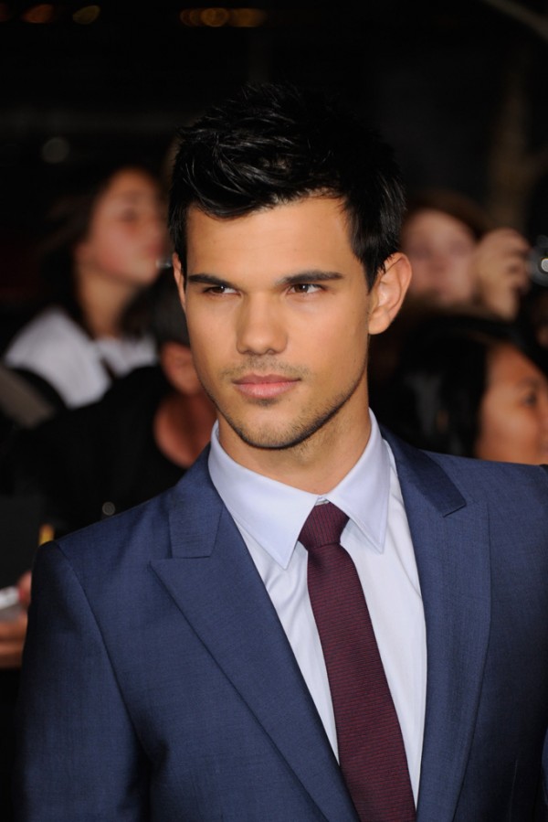 taylor-lautner-breaking-dawn-premiere-red-carpet-11142011-58-600x899