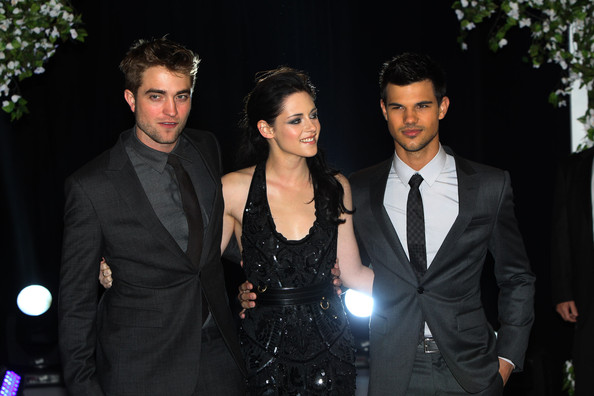-The-Twilight-Saga-Breaking-Dawn-Part-1-London-Premiere-16-11-11-taylor-lautner-26879800-594-396